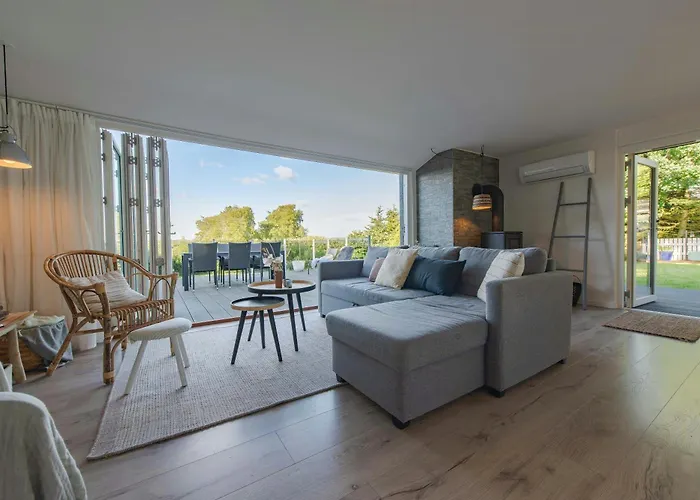 Panoramic View And Terrace In Charming בית נופש Højslev